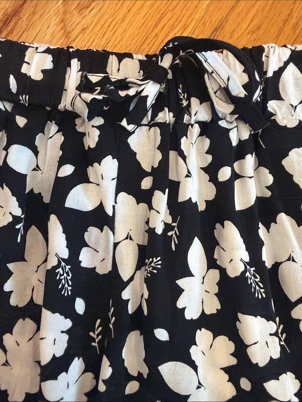 Black Floral Puff-Sleeve Crop Top by NMTNM - Picture 5 of 7